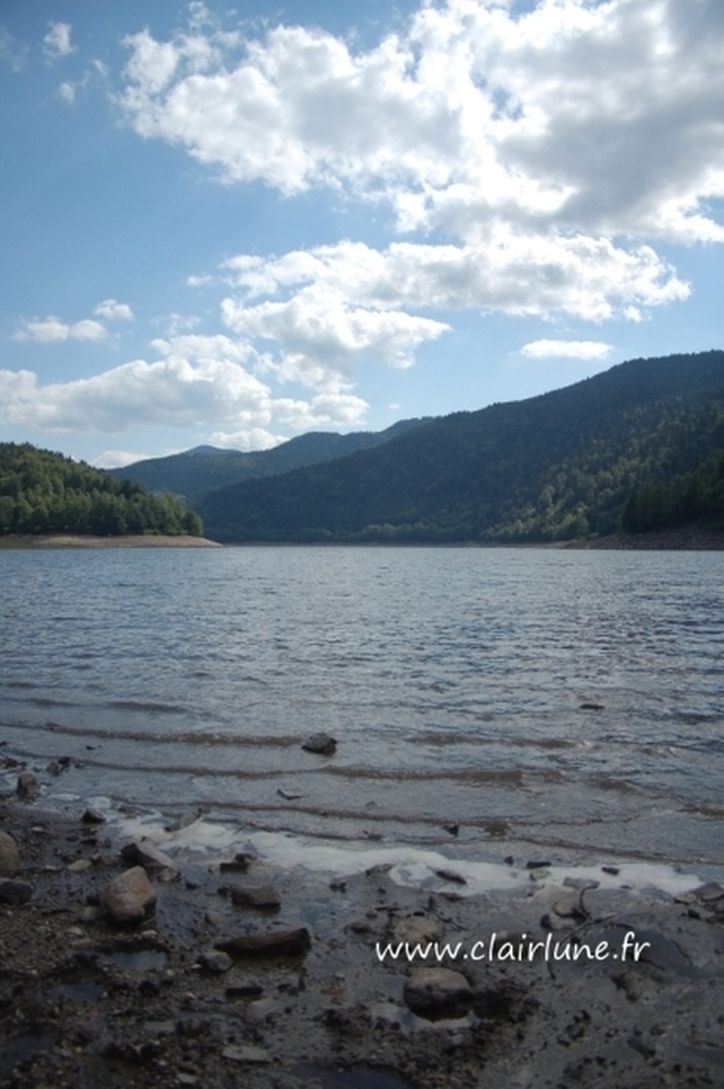  Vue sur le lac de Kruth-Wildenstein et le Massif des Vosges
